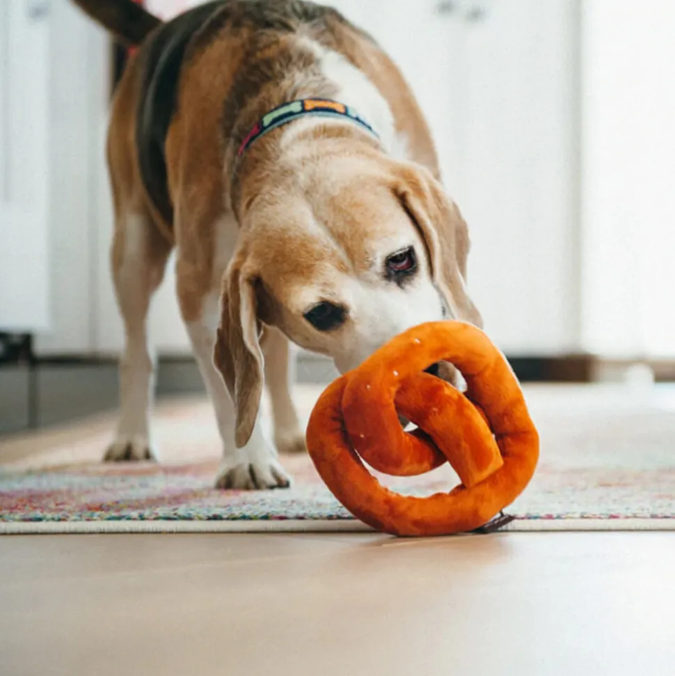 P.L.A.Y. Pet International Classic - Pretzel Toy